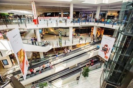 En 2021 bajó la deuda del Comercio y subió la de la Hostelería según AIS Group