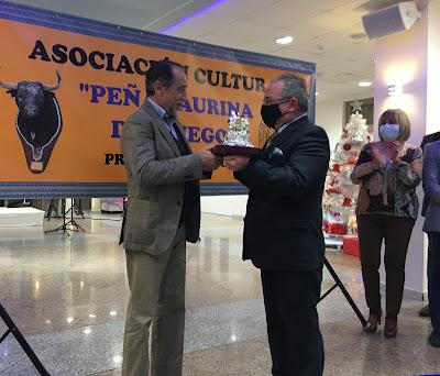 LUIS FRANCISCO ESPLÁ RECIBE EL PREMIO NEPTUNO OTORGADO POR LA PEÑA TAURINA DE PRIEGO