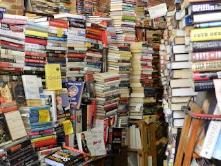 ¿HAY QUE ORDENAR LOS LIBROS? ¿HAY QUE ORDENAR LOS LIBROS?