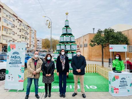 EL ARBOL NAVIDEÑO DE ECOVIDRIO ESTARÁ HASTA MAÑANA EN LA ENTRADA DEL MERCADO DE ABASTOS DE MONTEQUINTO