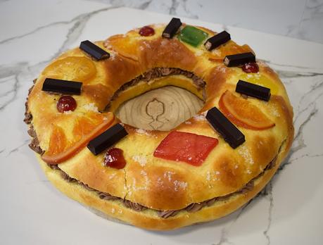 Roscón de reyes relleno de nata y kit kat negro