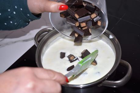 Roscón de reyes relleno de nata y kit kat negro