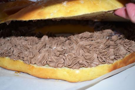 Roscón de reyes relleno de nata y kit kat negro