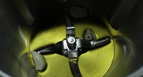 Ponemos los ajos a picar con el aceite