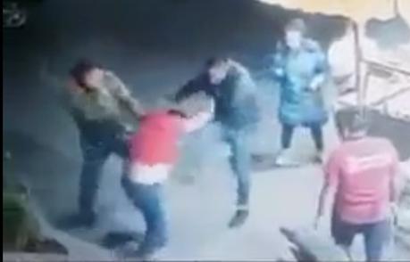 (video) Taxistas golpean a taquero y destruyen su carrito