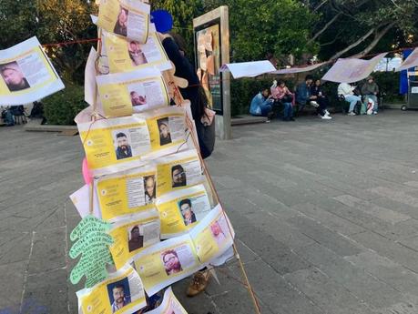 Exhiben a deudores alimentarios en árbol de navidad en Plaza de Armas