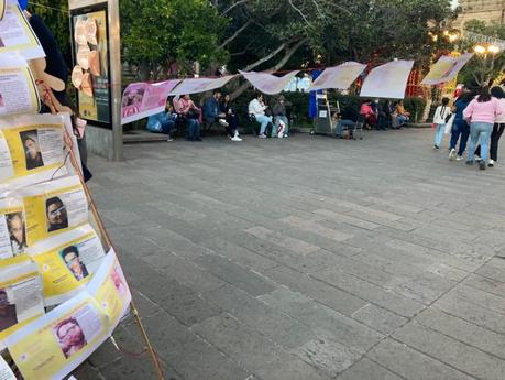 Exhiben a deudores alimentarios en árbol de navidad en Plaza de Armas