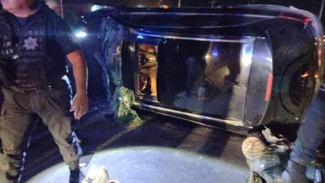 Tres lesionados en choque entre camioneta y patrulla en Periférico Oriente