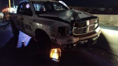 Tres lesionados en choque entre camioneta y patrulla en Periférico Oriente