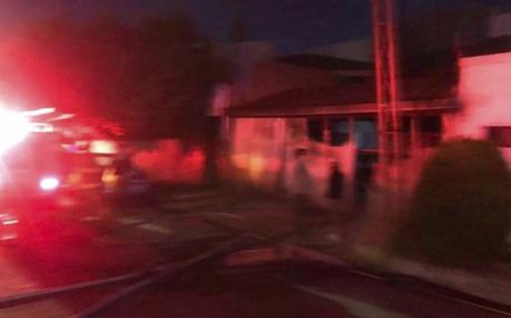 Dos lesionados en incendio de vivienda en Lomas