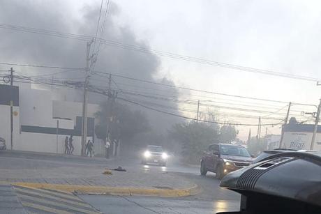 Dos lesionados en incendio de vivienda en Lomas