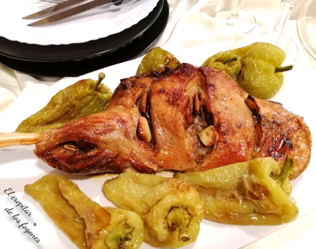 CORDERO ASADO CON PIMIENTOS VERDES CONFITADOS