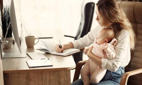 Deducción por maternidad, como obtener la ayuda para madres trabajadoras