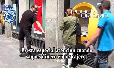 La Policía Nacional alerta: Desconfía de interrupciones de terceras personas en el cajero