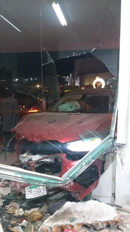 (video) Directivo de la BMW choca contra caseta en La Loma; tres lesionados