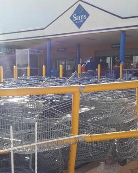 Conductora choca  52 carritos en Sam´s Tangamanga