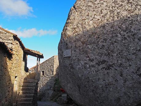 Una calle del pueblo de Monsanto en Portugal
