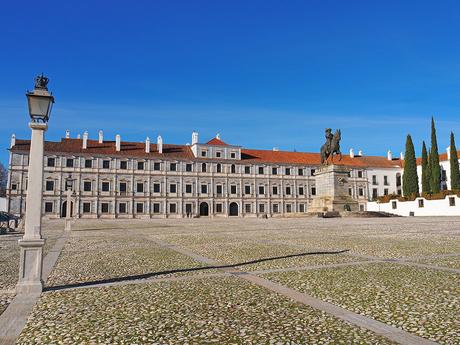 fachada de mármol del palacio ducal de Vila Viçosa, en Portugal
