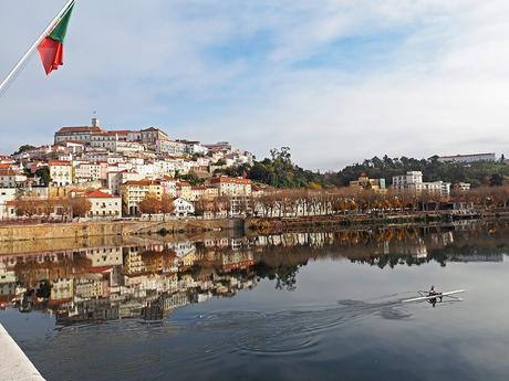 El río Mondego a su paso por Coimbra, Portugal