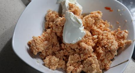 Cucurucho de Cangrejo – Receta Casera Añadimos el queso y la salsa rosa y mezclamos