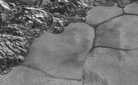 Revelado el misterio tras la formación de diversas características en la superficie de Plutón