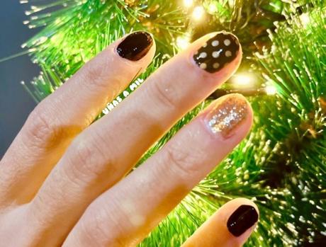 Diseño de uñas negro y dorado para Fin de Año o Navidad