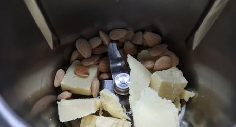 Ponemos las almendras y el queso y los trituramos