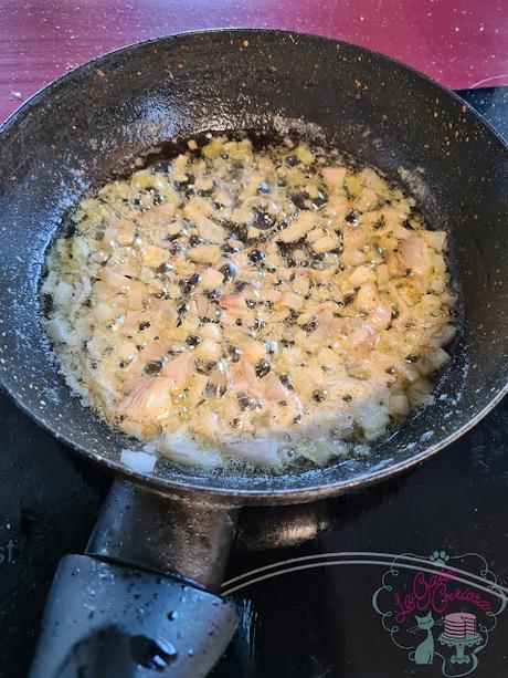 CROQUETAS DE MORCILLA CON MANZANA SALTEADA Y PIÑONES TOSTADOS CROQUETAS DE MORCILLA CON MANZANA SALTEADA Y PIÑONES TOSTADOS