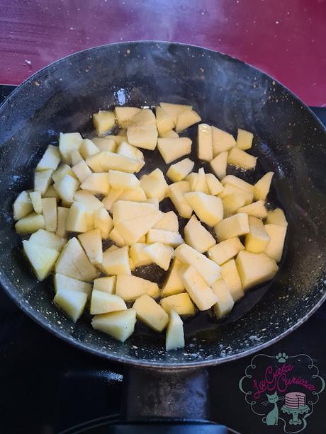 CROQUETAS DE MORCILLA CON MANZANA SALTEADA Y PIÑONES TOSTADOS CROQUETAS DE MORCILLA CON MANZANA SALTEADA Y PIÑONES TOSTADOS