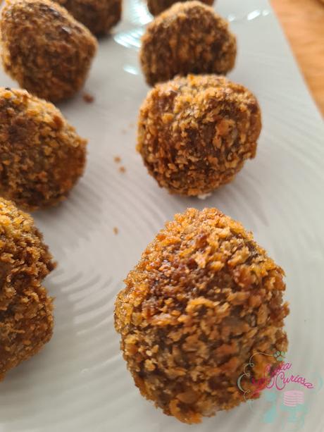 CROQUETAS DE MORCILLA CON MANZANA SALTEADA Y PIÑONES TOSTADOS