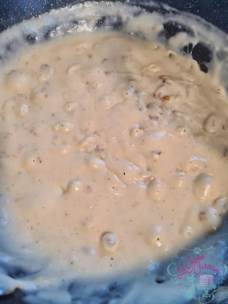 CROQUETAS DE MORCILLA CON MANZANA SALTEADA Y PIÑONES TOSTADOS CROQUETAS DE MORCILLA CON MANZANA SALTEADA Y PIÑONES TOSTADOS