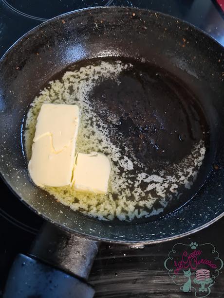 CROQUETAS DE MORCILLA CON MANZANA SALTEADA Y PIÑONES TOSTADOS CROQUETAS DE MORCILLA CON MANZANA SALTEADA Y PIÑONES TOSTADOS