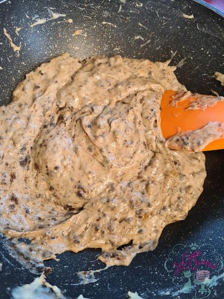 CROQUETAS DE MORCILLA CON MANZANA SALTEADA Y PIÑONES TOSTADOS CROQUETAS DE MORCILLA CON MANZANA SALTEADA Y PIÑONES TOSTADOS
