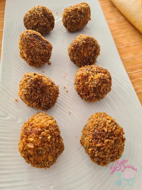 CROQUETAS DE MORCILLA CON MANZANA SALTEADA Y PIÑONES TOSTADOS CROQUETAS DE MORCILLA CON MANZANA SALTEADA Y PIÑONES TOSTADOS