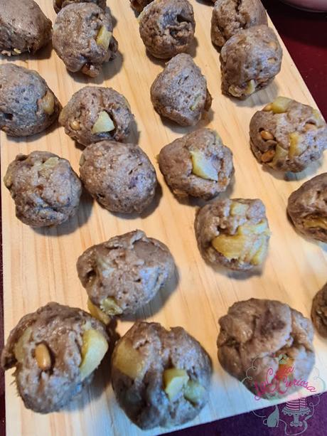 CROQUETAS DE MORCILLA CON MANZANA SALTEADA Y PIÑONES TOSTADOS CROQUETAS DE MORCILLA CON MANZANA SALTEADA Y PIÑONES TOSTADOS