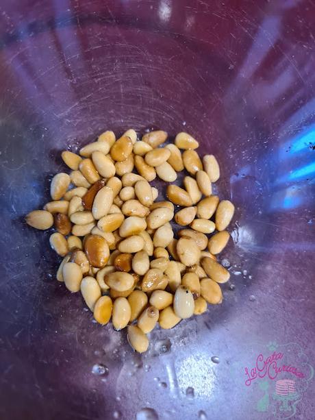 CROQUETAS DE MORCILLA CON MANZANA SALTEADA Y PIÑONES TOSTADOS CROQUETAS DE MORCILLA CON MANZANA SALTEADA Y PIÑONES TOSTADOS