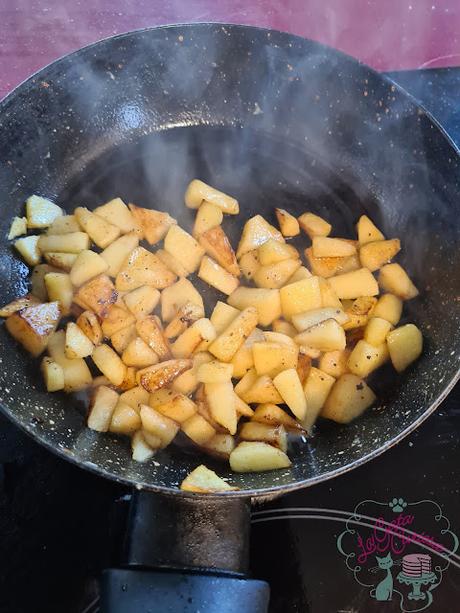 CROQUETAS DE MORCILLA CON MANZANA SALTEADA Y PIÑONES TOSTADOS CROQUETAS DE MORCILLA CON MANZANA SALTEADA Y PIÑONES TOSTADOS
