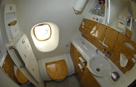 EEUU: Maestra duró 5 horas en el baño de un avión al enterarse que estaba positiva al Covid-19