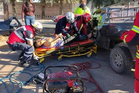 Dos lesionados en choque de camioneta en la Carretera Rioverde