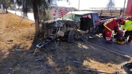 Dos lesionados en choque de camioneta en la Carretera Rioverde
