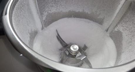 Pulverizar el azúcar en el vaso