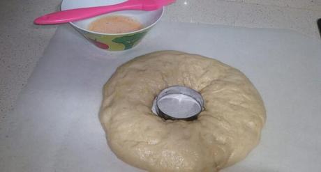 Hacer  la forma roscón y dejar reposar la masa