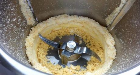 Picar y mezclar las distintas pieles del limón y la naranja