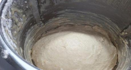 Mezclamos todos los ingredientes para formar la masa