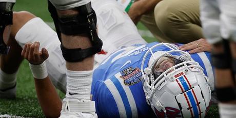Matt Coral reacciona después de lesionarse durante el Sugar Bowl el 1 de enero de 2022 en Nueva Orleans.
