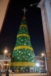 Por emergencia retirarán árbol de navidad de Plaza Fundadores