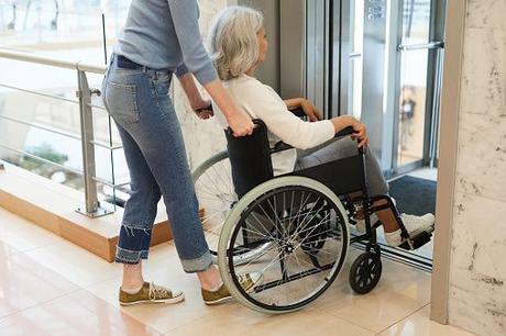 Ascensores: cuando las escaleras se convierten en un suplicio, según Ascensoresparacasas.com