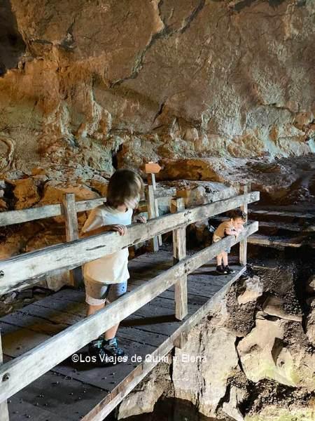 Éric y Álex en las Cuevas de Zugarramurdi