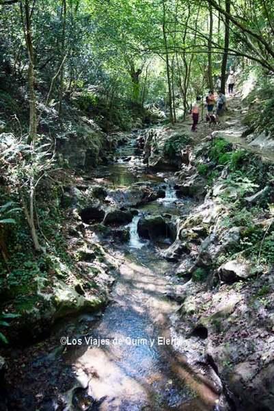 La regata del Diablo a la salida de la cueva