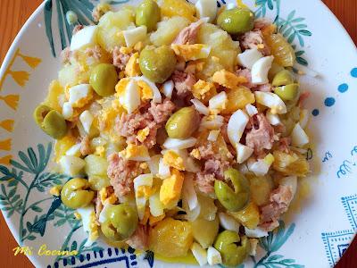 ENSALADA TEMPLADA DE PATATAS, HUEVOS, ATÚN Y NARANJA CON ACEITUNAS ALOREÑAS.